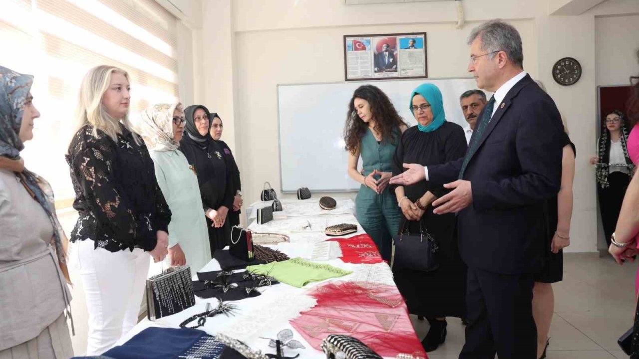 OSMEK kursiyerlerinin eserleri Hüdavendigar’da sergilendi