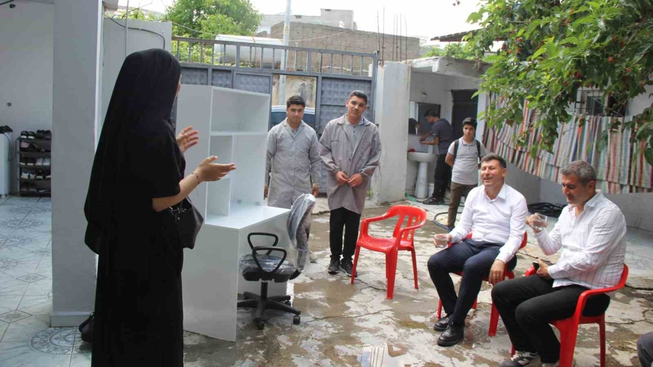 Cizre’de öğrenciler akranları için önce üretti sonra evine götürüp teslim etti