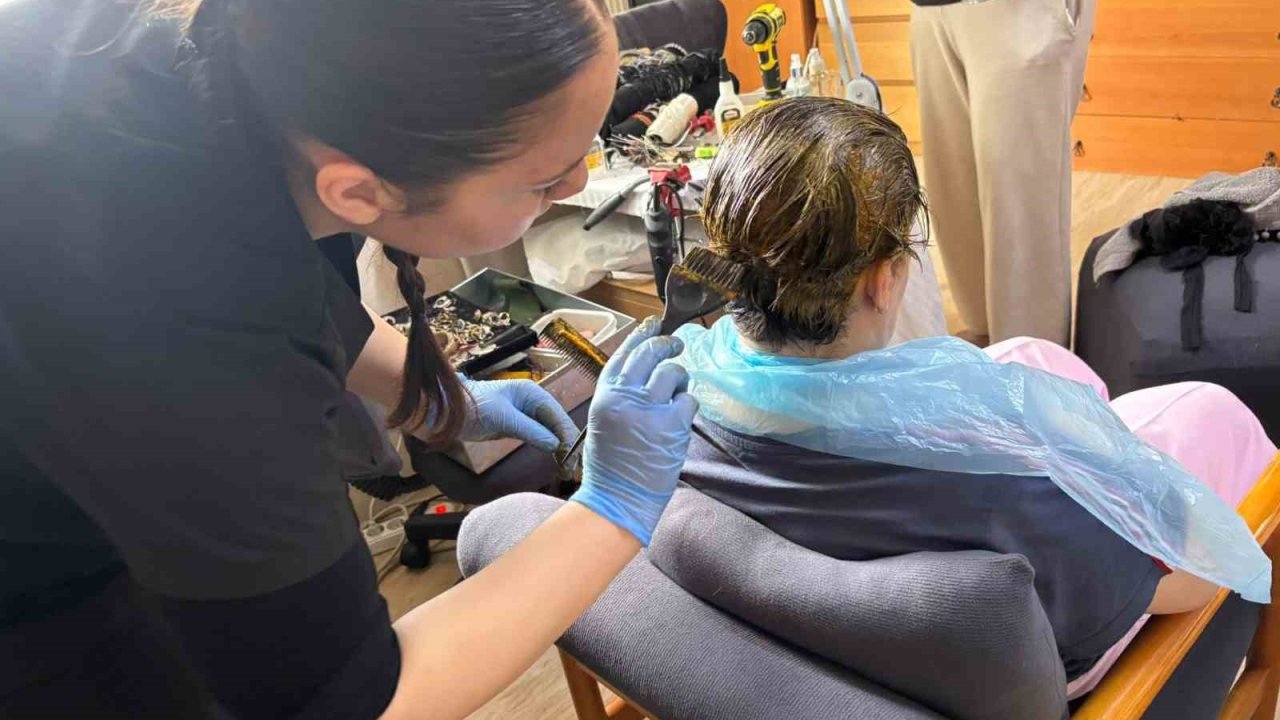 Huzurevindeki yaşlıların bayram bakımı, lise öğrencilerinden