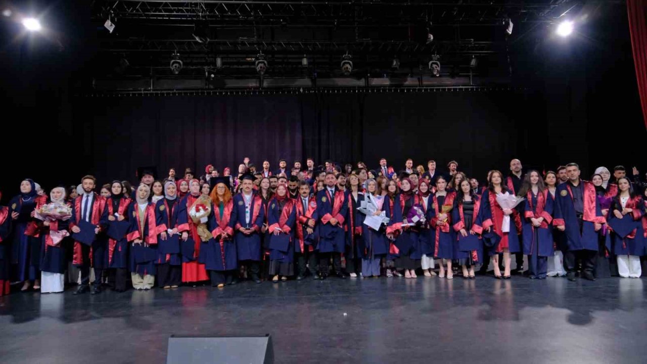 Atatürk Üniversitesi İletişim Fakültesi’nde mezuniyet heyecanı yaşandı