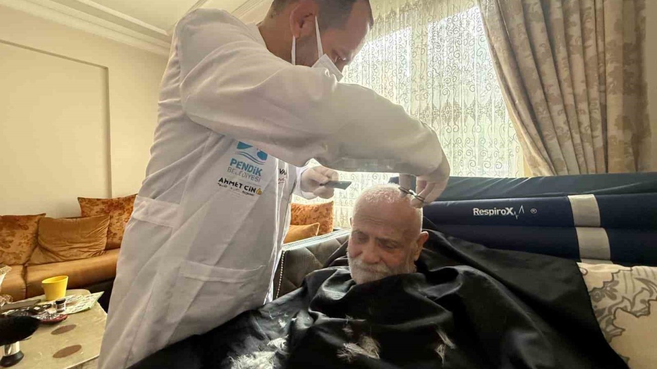 Pendik’te yatağa bağımlı hastalara berber hizmeti devam ediyor