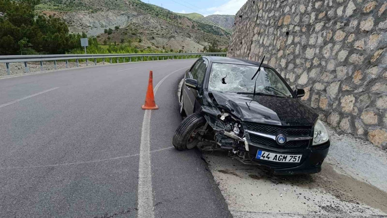 Kontrolden çıkan araç bariyerlere çarptı: 1 yaralı