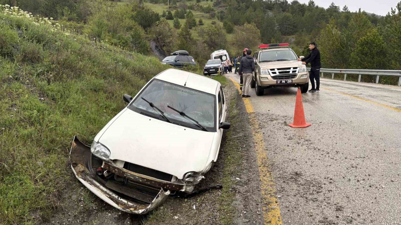 Kontrolden çıkan otomobil şarampole çarptı: 3 yaralı