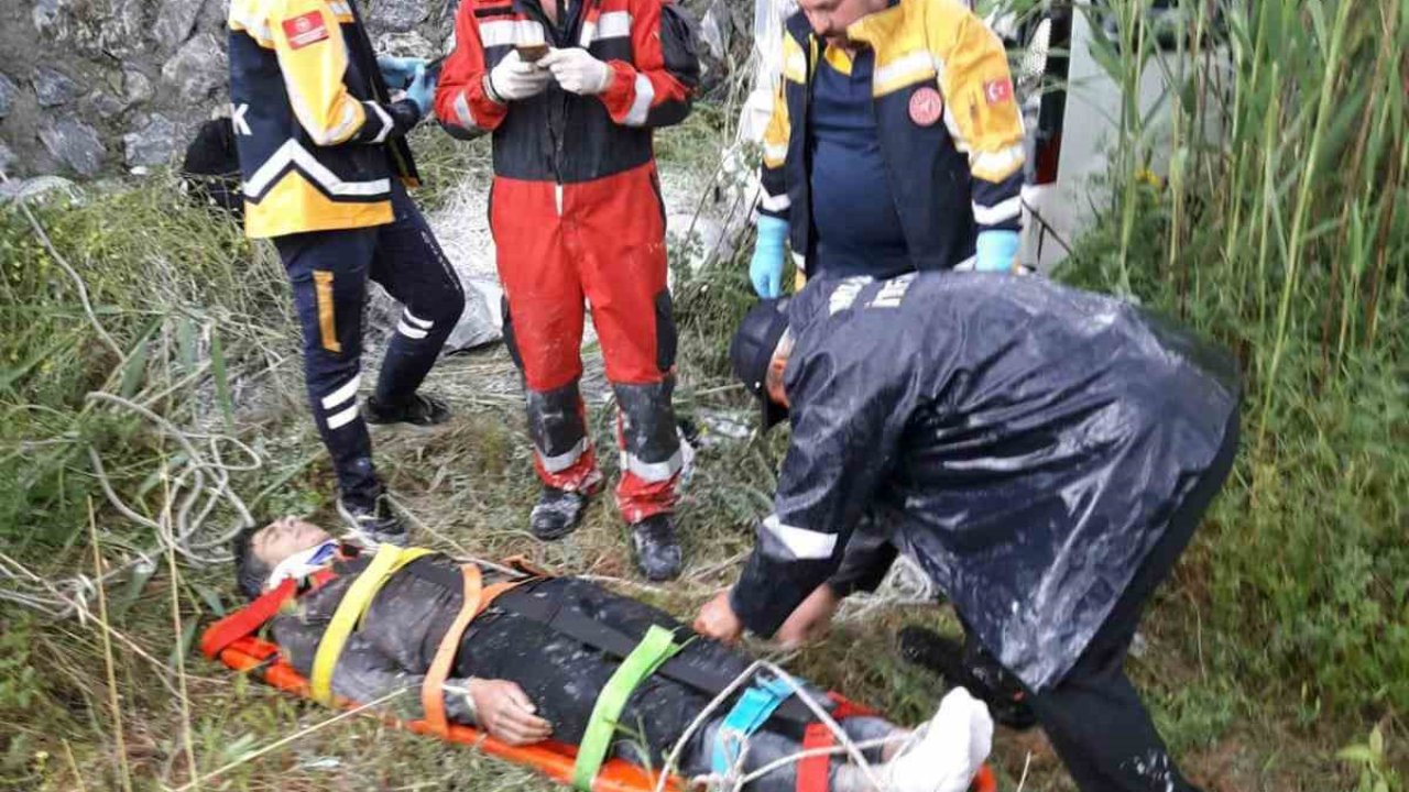 Araç uçuruma düştü, 2 kişi yaralandı