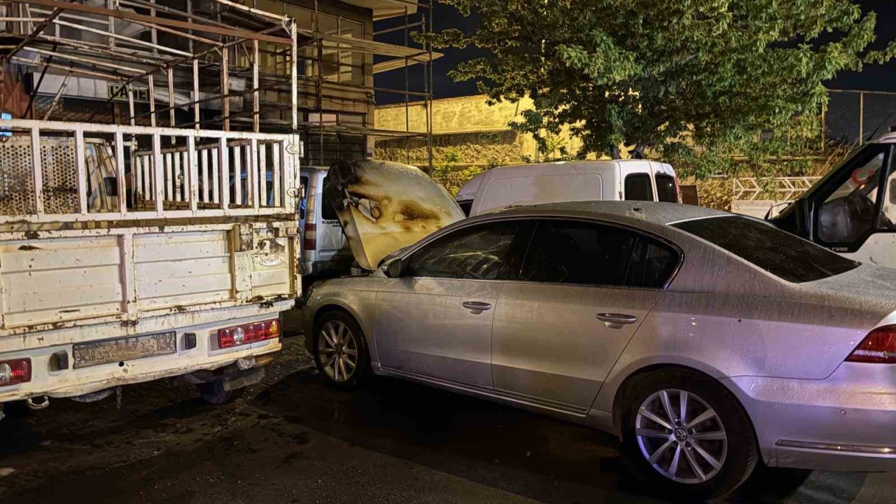 Kayseri’de yolda arızalanan otomobil sanayide alev aldı