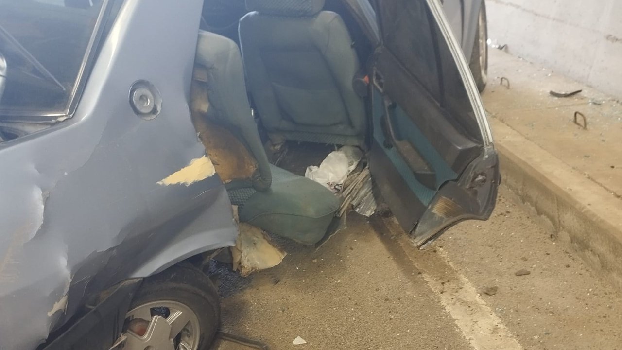 Tünelde duvara çarpan Tofaş hurdaya döndü: 3 yaralı