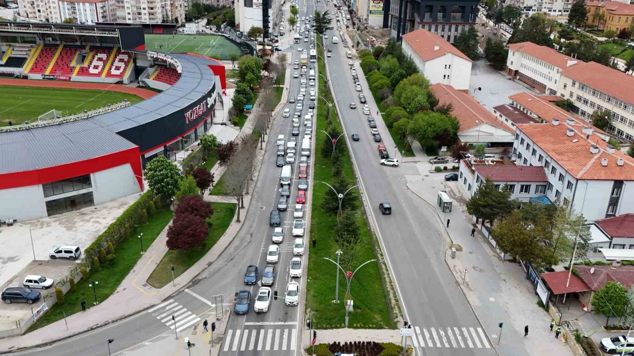 Türkiye’nin geçiş güzergahı Yozgat’ta bayram trafiği yoğunluğu