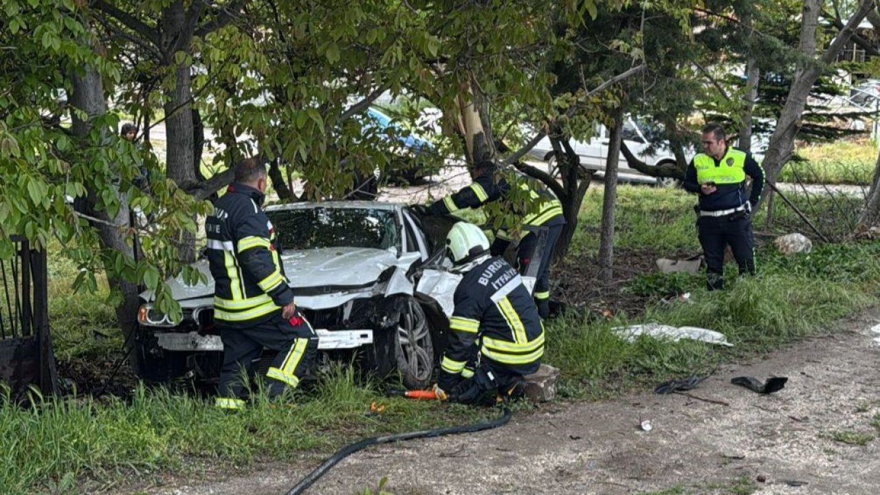 Burdur’da kontrolden çıkan otomobil ağaca çarptı