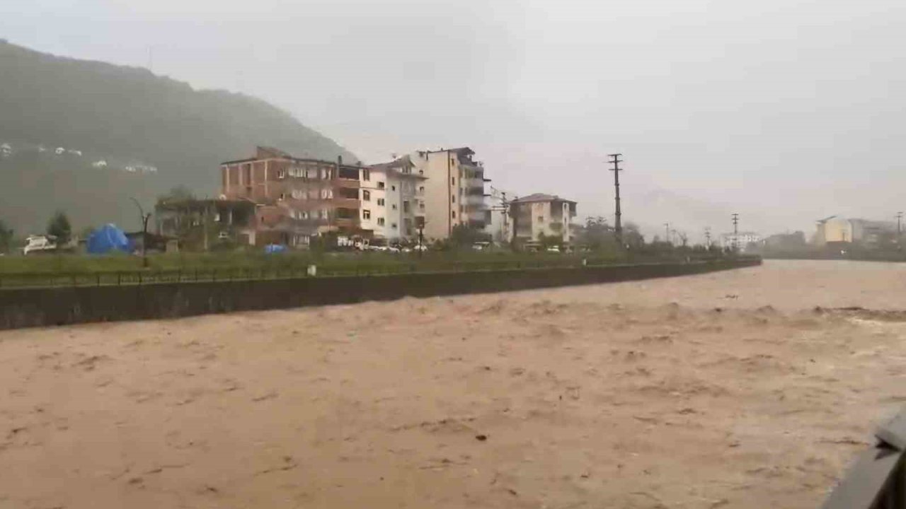 Trabzon’un Araklı ilçesinde şiddetli yağış