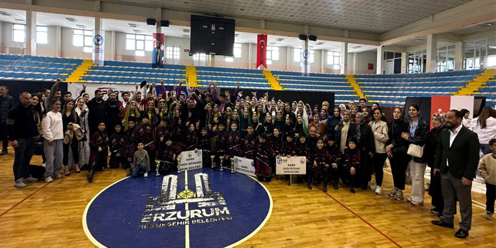 Erzurum'daki Halk Oyunları Yarışmasında Kars Ekipleri Fırtına Gibi Esti