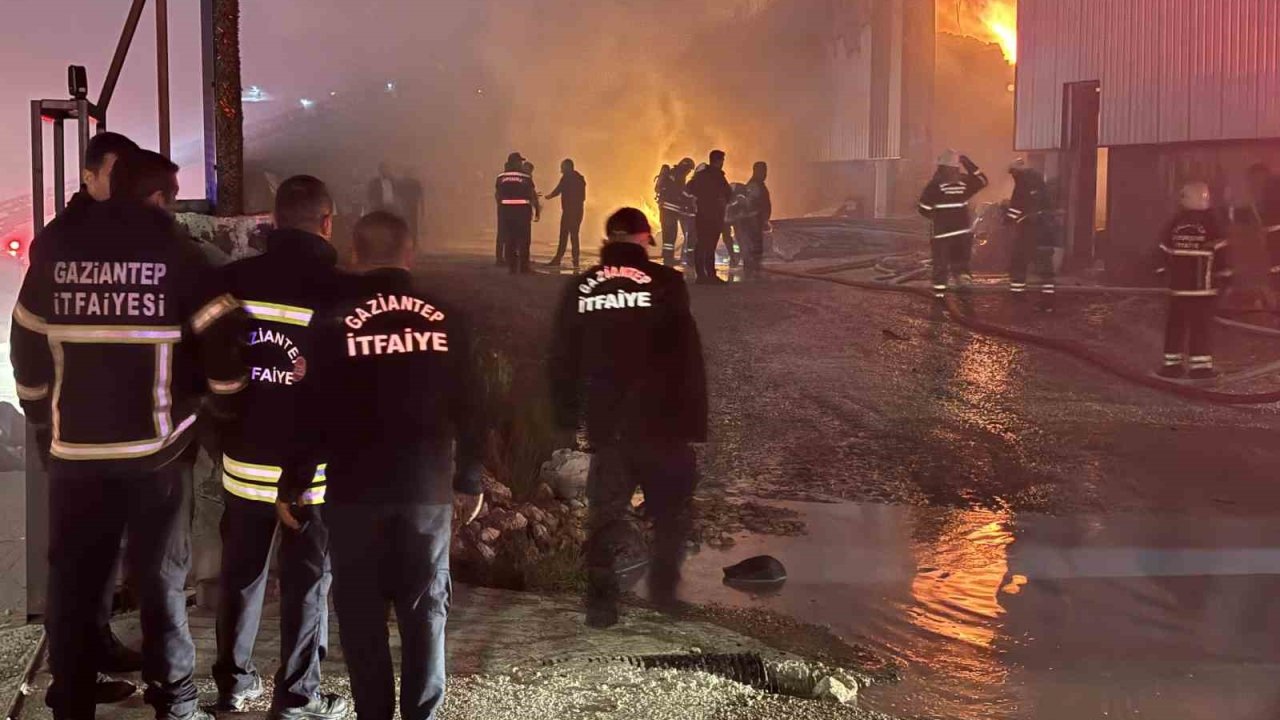Gaziantep’te mobilya fabrikasında yangın