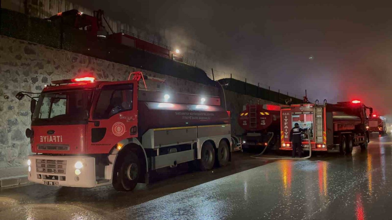 Gaziantep’te mobilya fabrikası yangını kontrol altına alındı