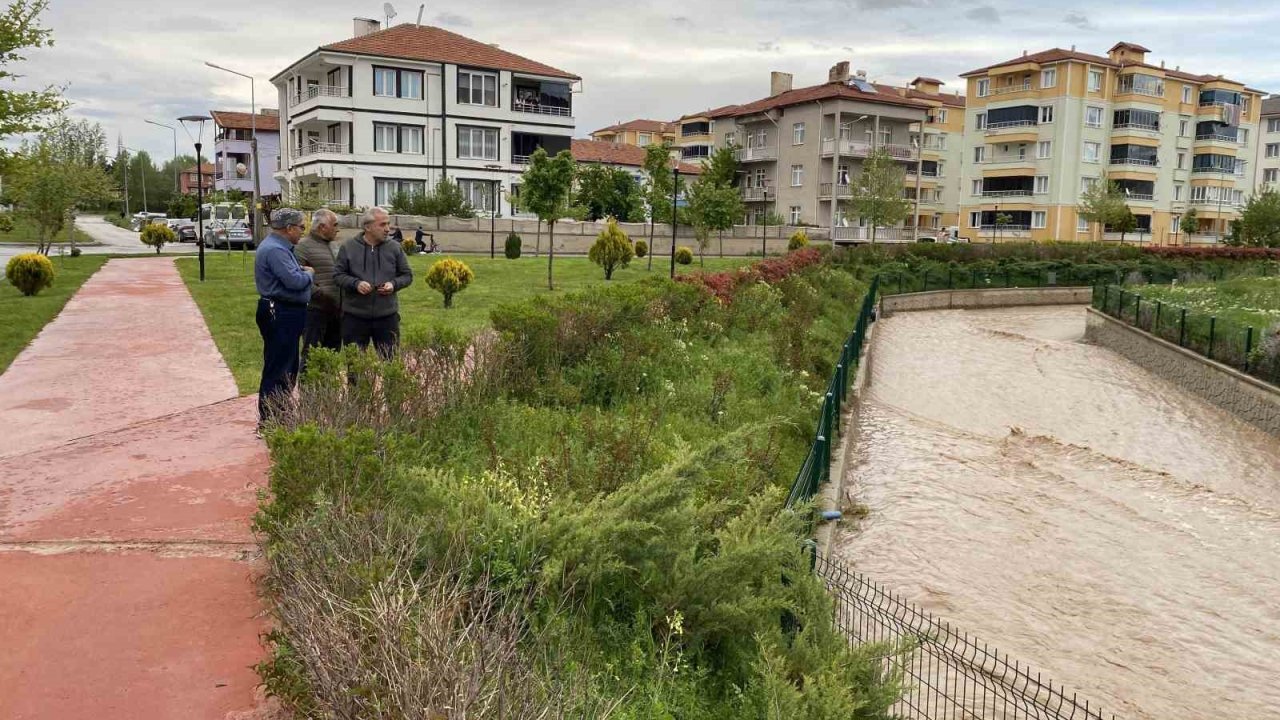 Kuruyan Delibaş deresi 25 yıl sonra yeniden coştu