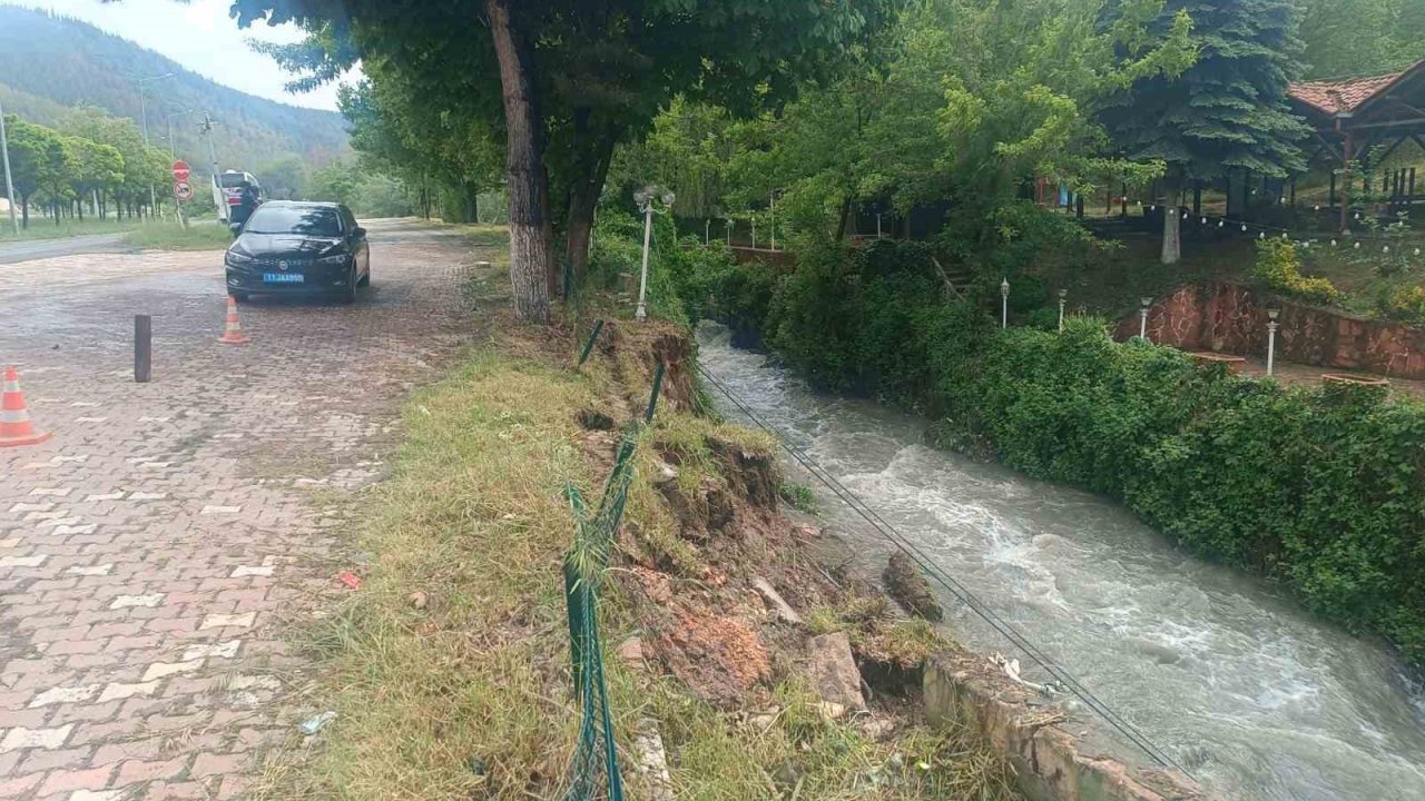 Bilecik’te istinat duvarı çöktü, toprak kayması meydana geldi