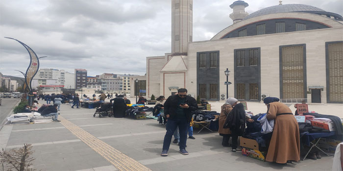 Kars'ta Bayram Alışverişi Sokağa Taştı