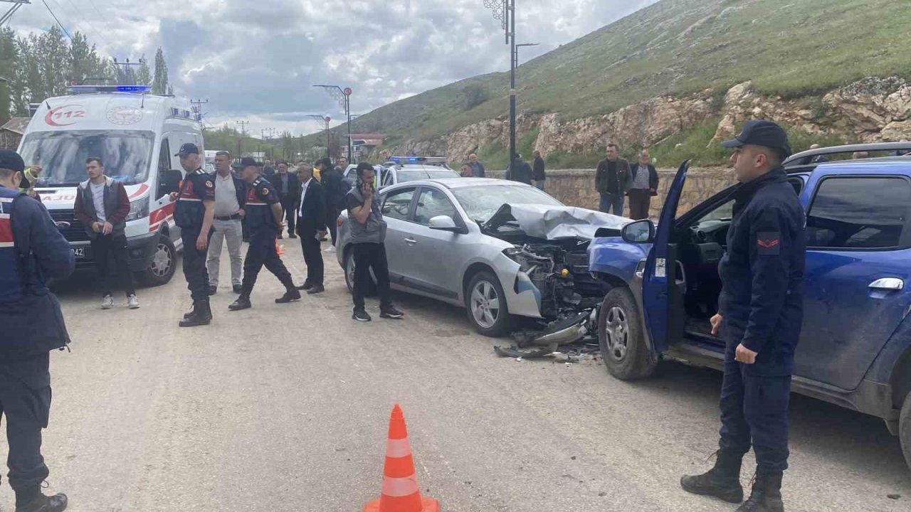 Kafa kafaya çarpıştılar, 8 kişi yaralandı