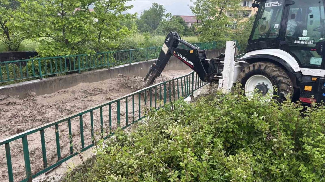 Debisi artan dere taştı, köy halkı tedirgin oldu