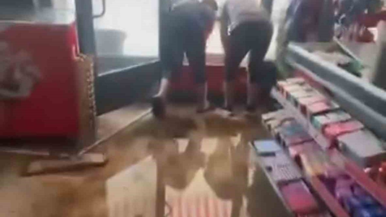 Muş’ta sağanak ve dolu yağışı: İş yerlerini su bastı