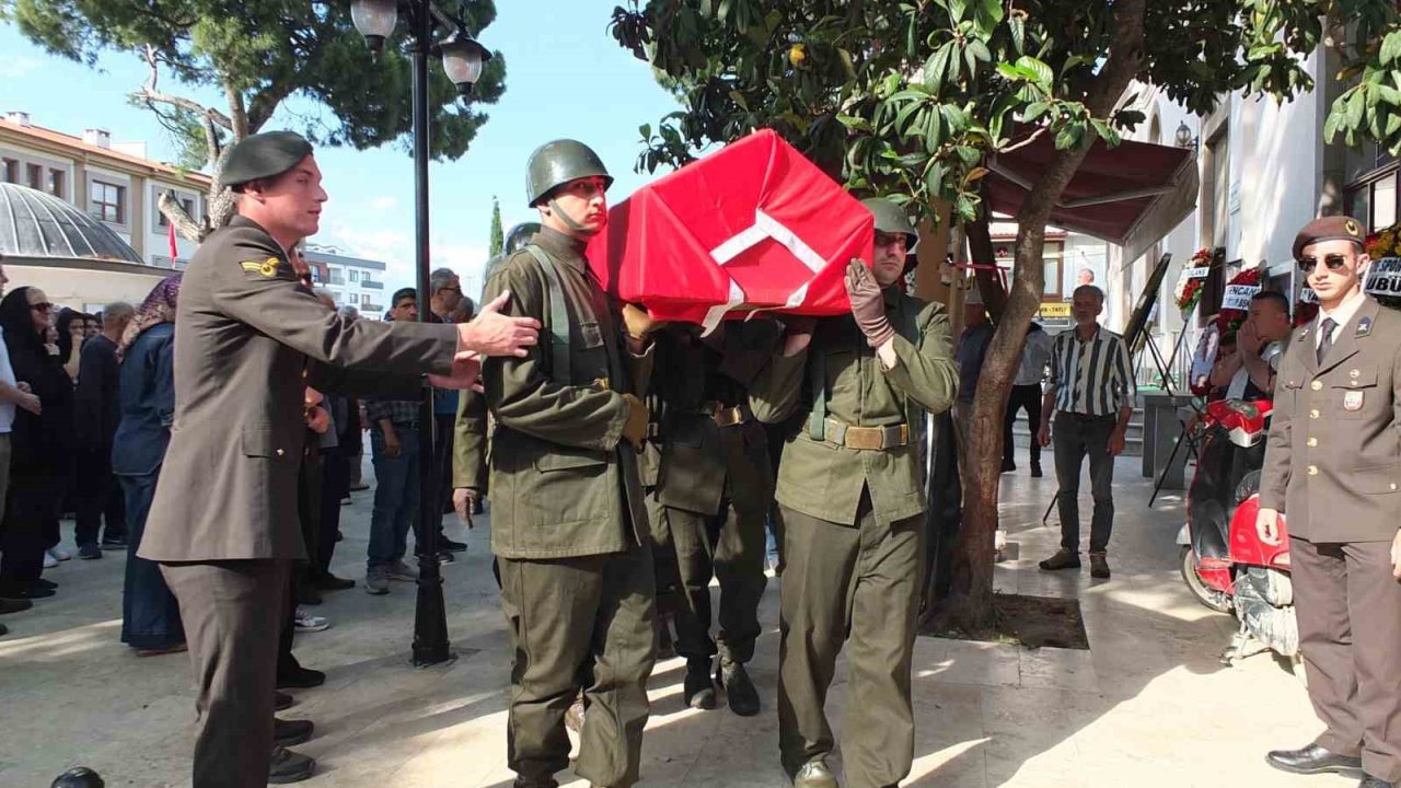 Emekli astsubaya askeri törenle veda
