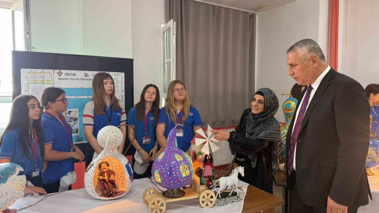 Balıkesirli öğretmen önce kendi öğrendi şimdi de öğrencilerine öğretiyor