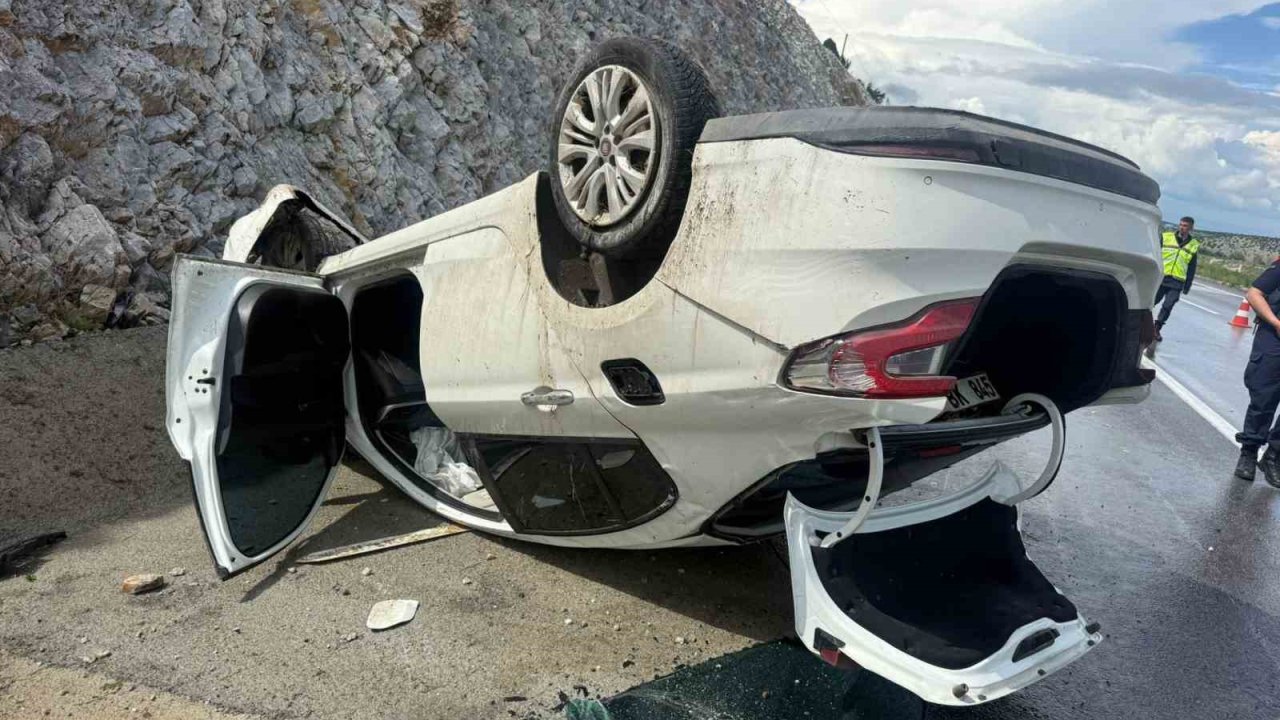 Takla atıp refüje giren otomobilde 4 kişi yaralandı