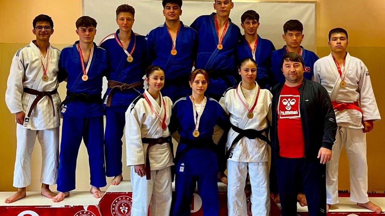 Bilecik’te judo turnuvasında madalyalar sahiplerini buldu