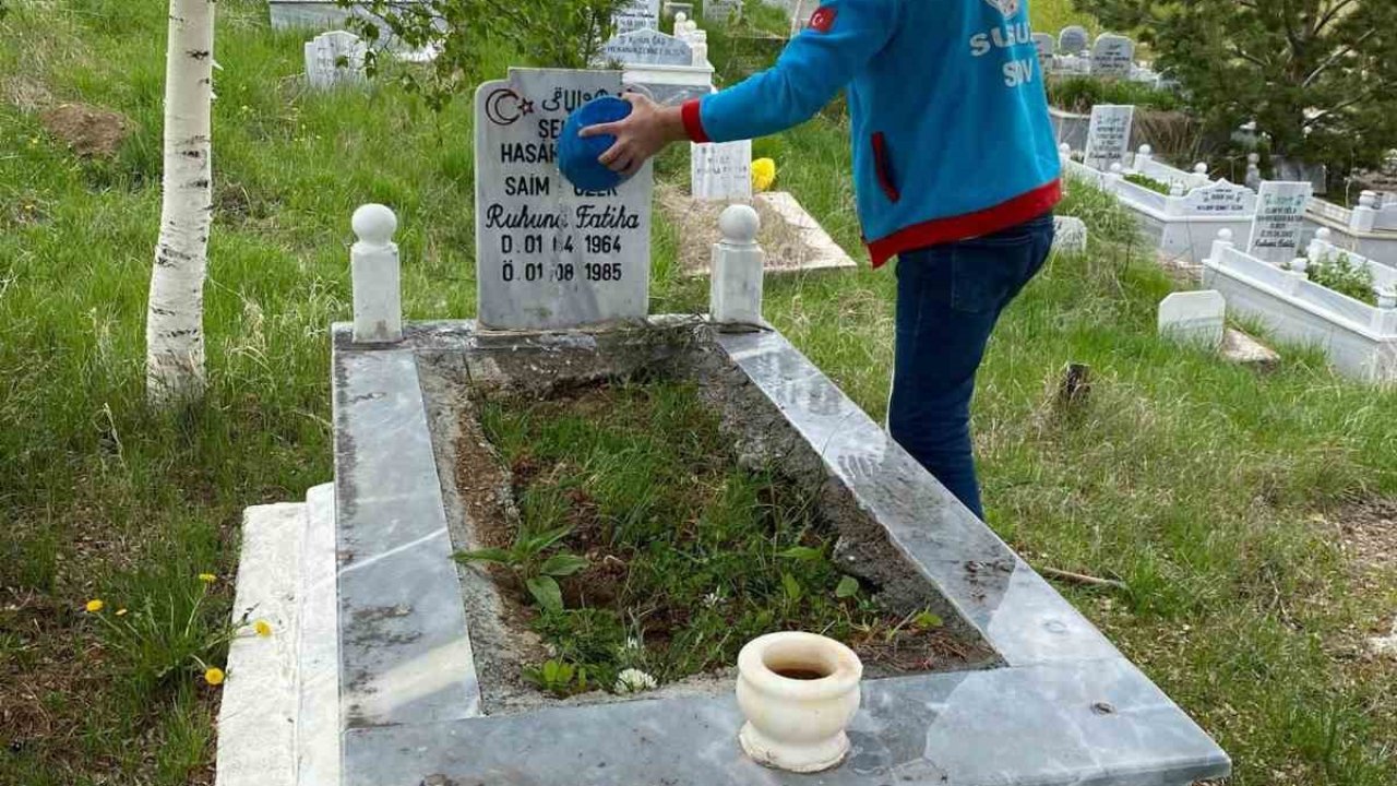 Susuz’da şehit kabirleri bayram öncesi özenle temizlendi
