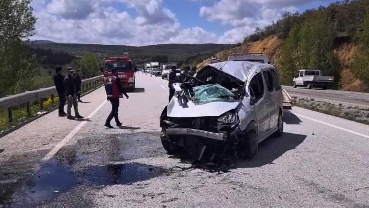 Yozgat’ta bariyerlere çarpan hafif ticari araçtaki 6 kişi yaralandı