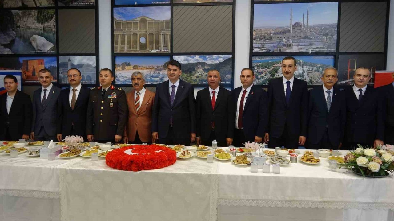 Kilis’te bayramlaşma töreni Millet Bahçesi’nde gerçekleştirildi