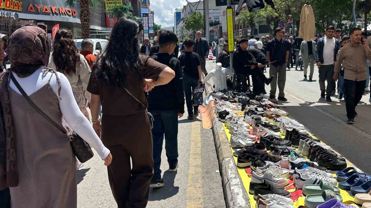 Van’da bayram yoğunluğu: Caddeler doldu taştı
