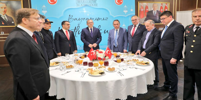 Gazi Kars’ta Geleneksel Bayramlaşma Protokol ve Vatandaşları Buluşturdu