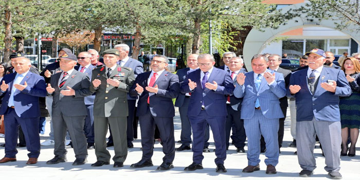 Kars Protokolü ve Vatandaşlar Şehitlikte Dualarda Buluştu