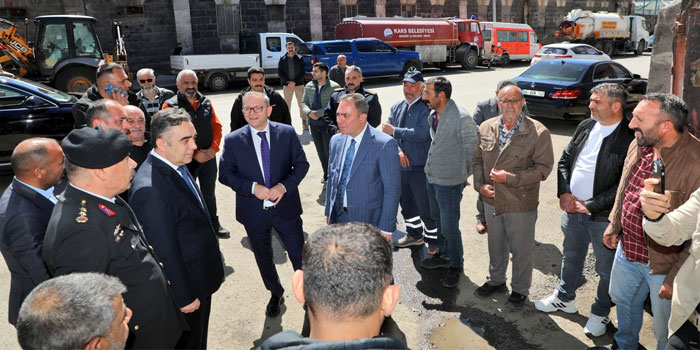 Vali Ziya Polat’tan Görevi Başındaki Belediye Personeline Bayram Ziyareti