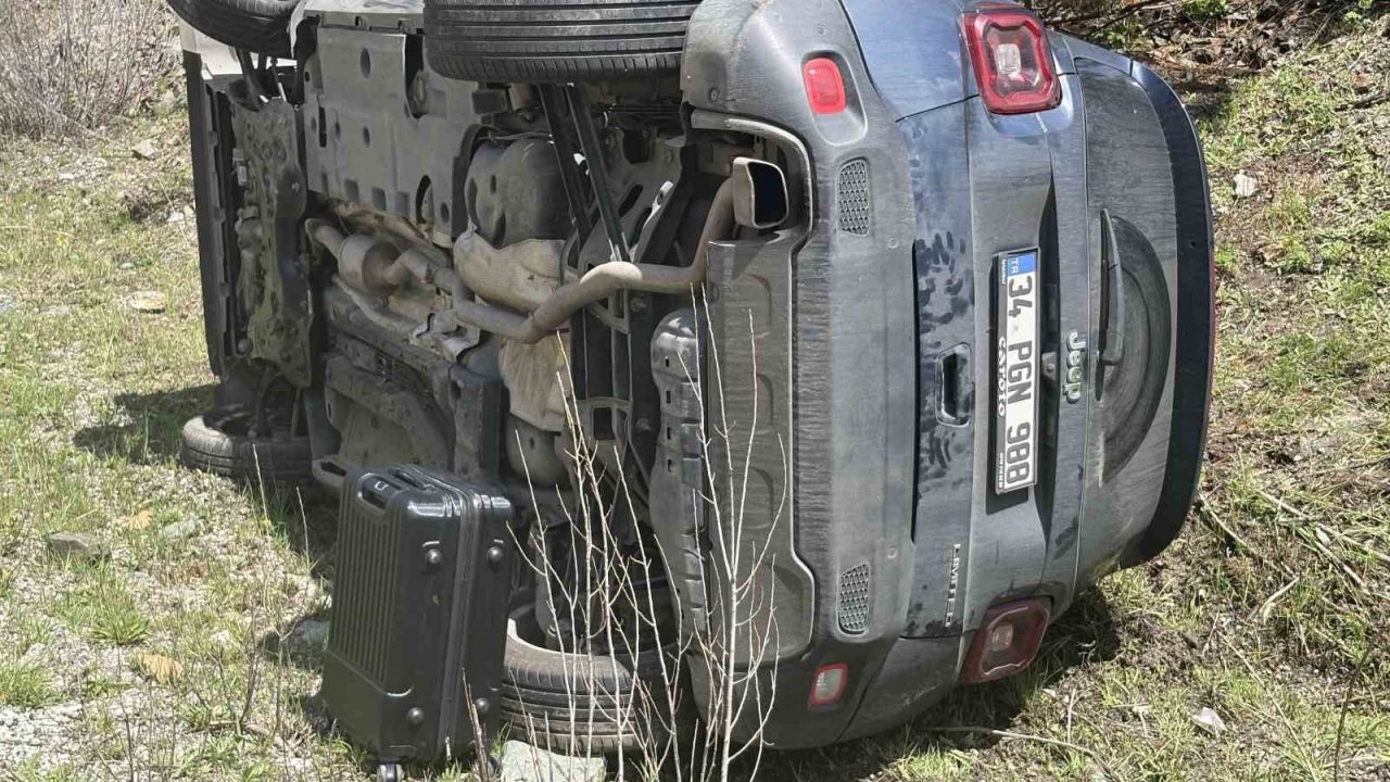 Cip ile hafif ticari araç çarpıştı: 3 yaralı