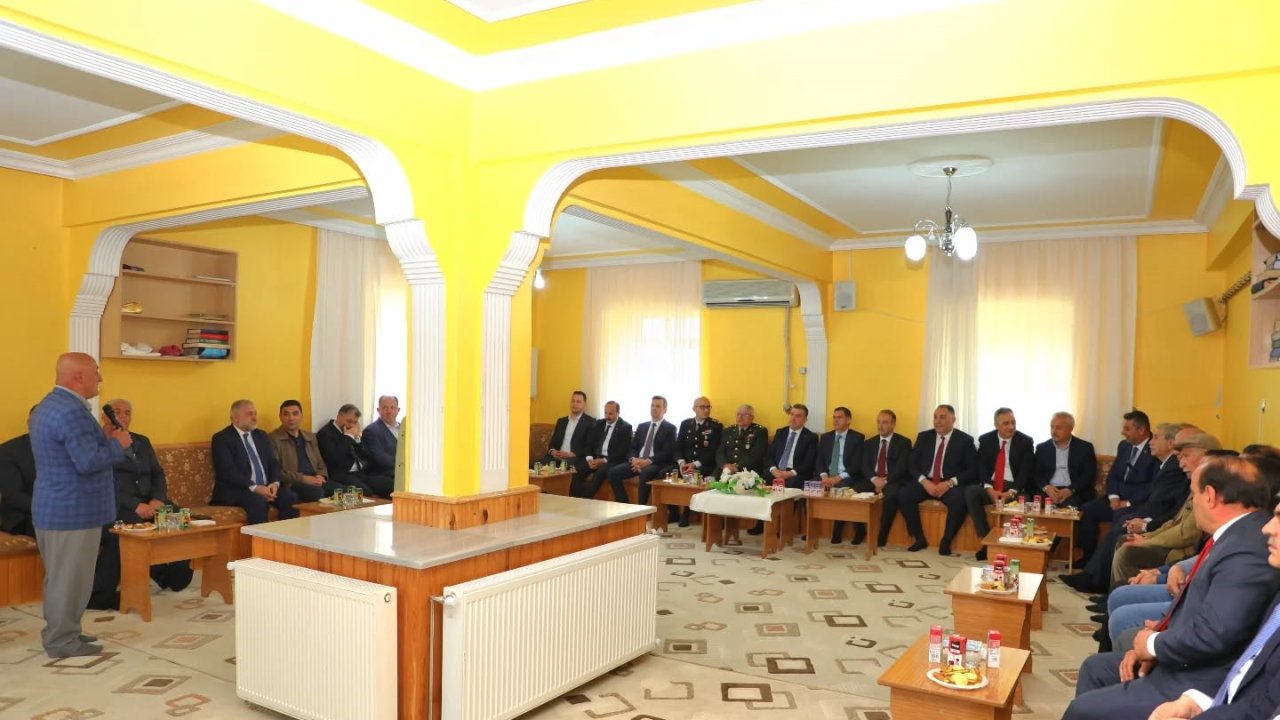 Bayburt’ta protokol üyeleri ve vatandaşlar bayramlaştı