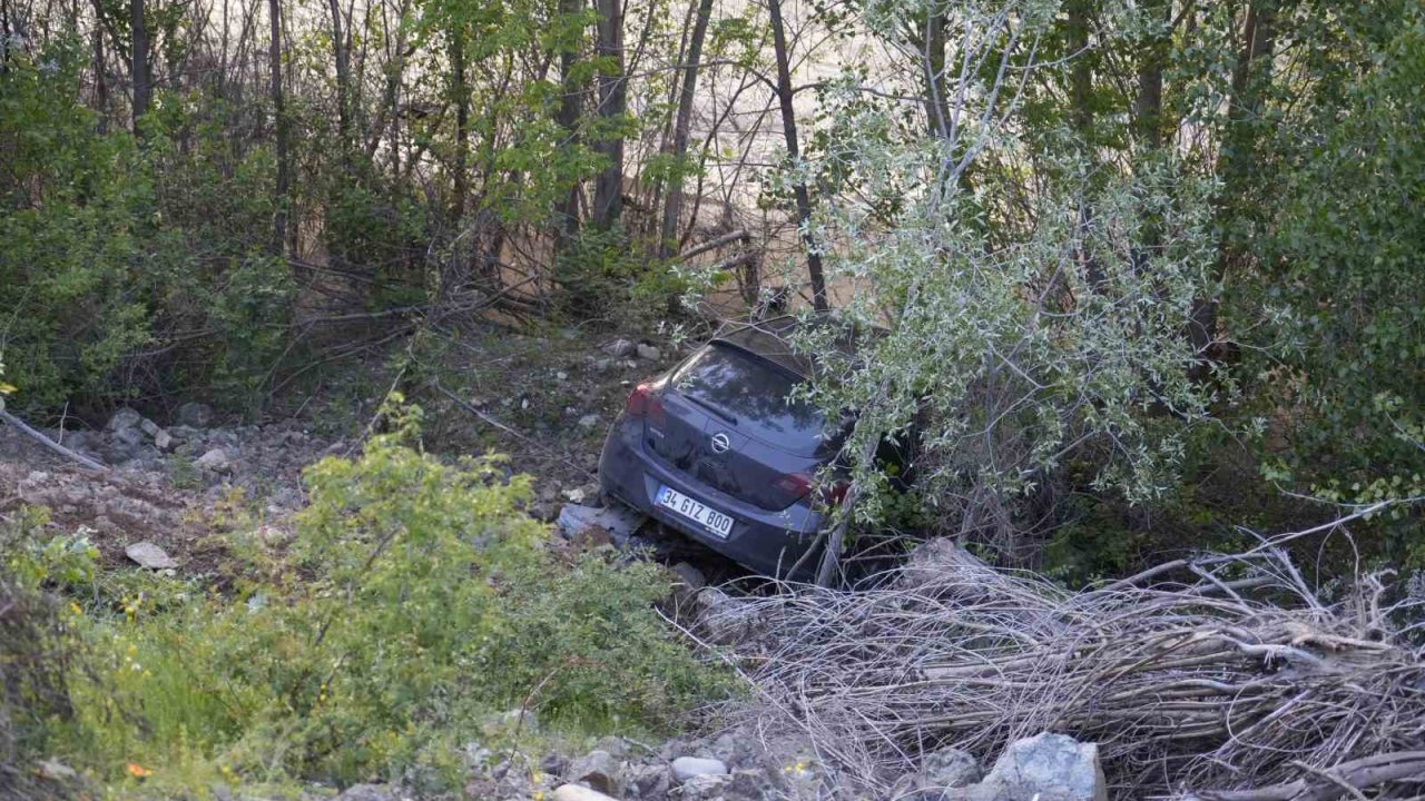 Kontrolden çıkan otomobil Harşit Çayı’nın kenarında durabildi