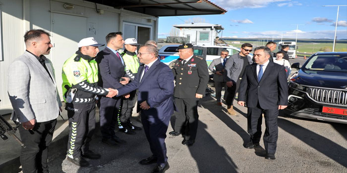 Kars Valisi Ziya Polat’tan Yol Kontrol Noktasında Bayram Ziyareti