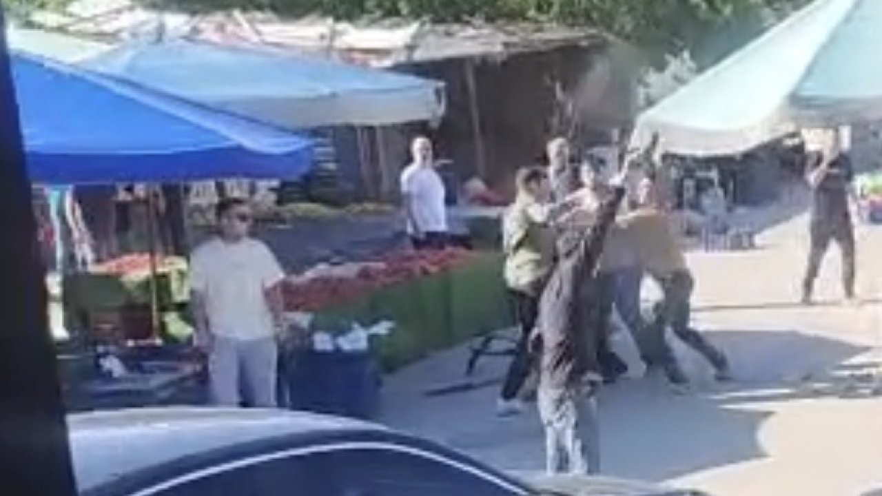 İzmir’de pazarcılar arasında silahlı kavga kamerada