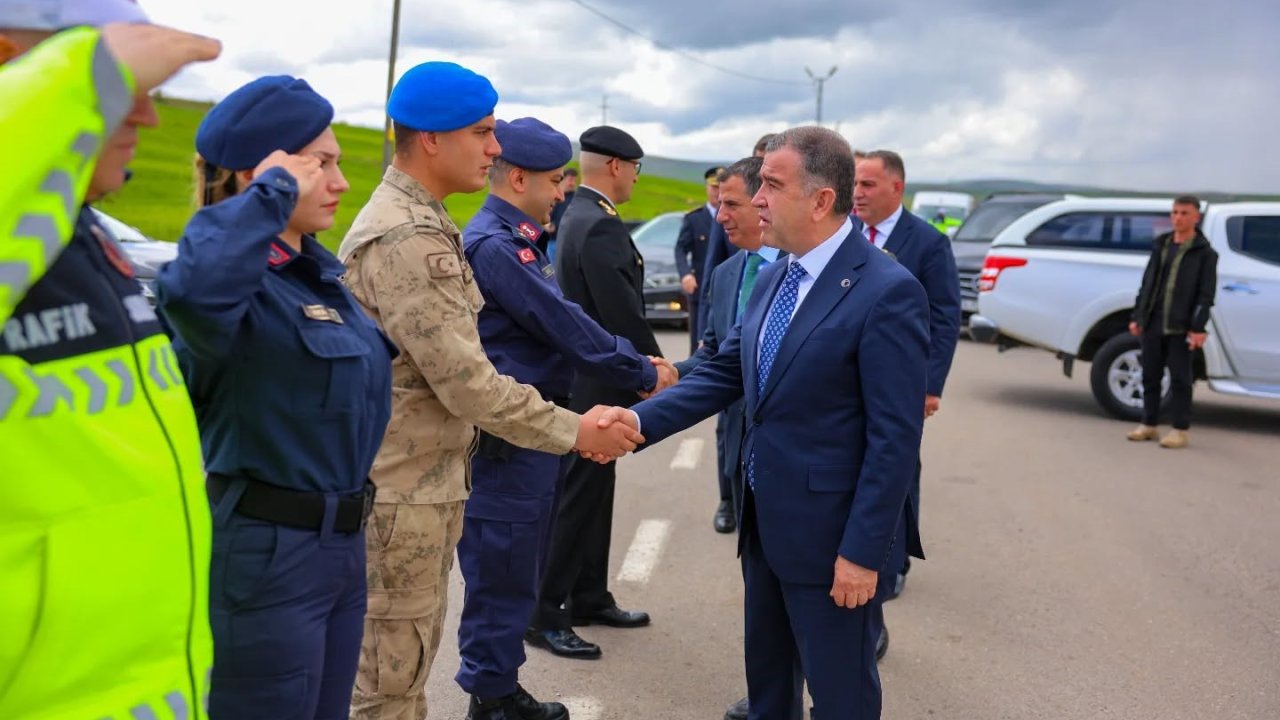 Bayburt’ta bayram görevindeki güvenlik personeliyle bayramlaşıldı