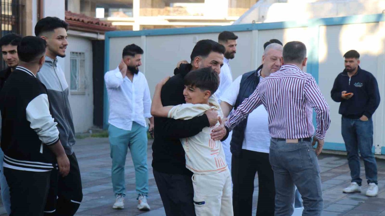 Sakarya’da vatandaşlar bayram namazı için camileri doldurdu