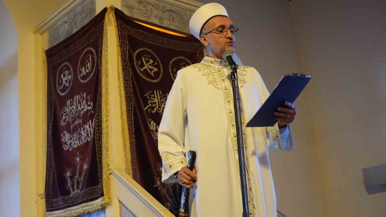 Sultan Abdülmecid’in şifa bulduğuna inanılan camide 100 yıllık kılıçla bayram hutbesi