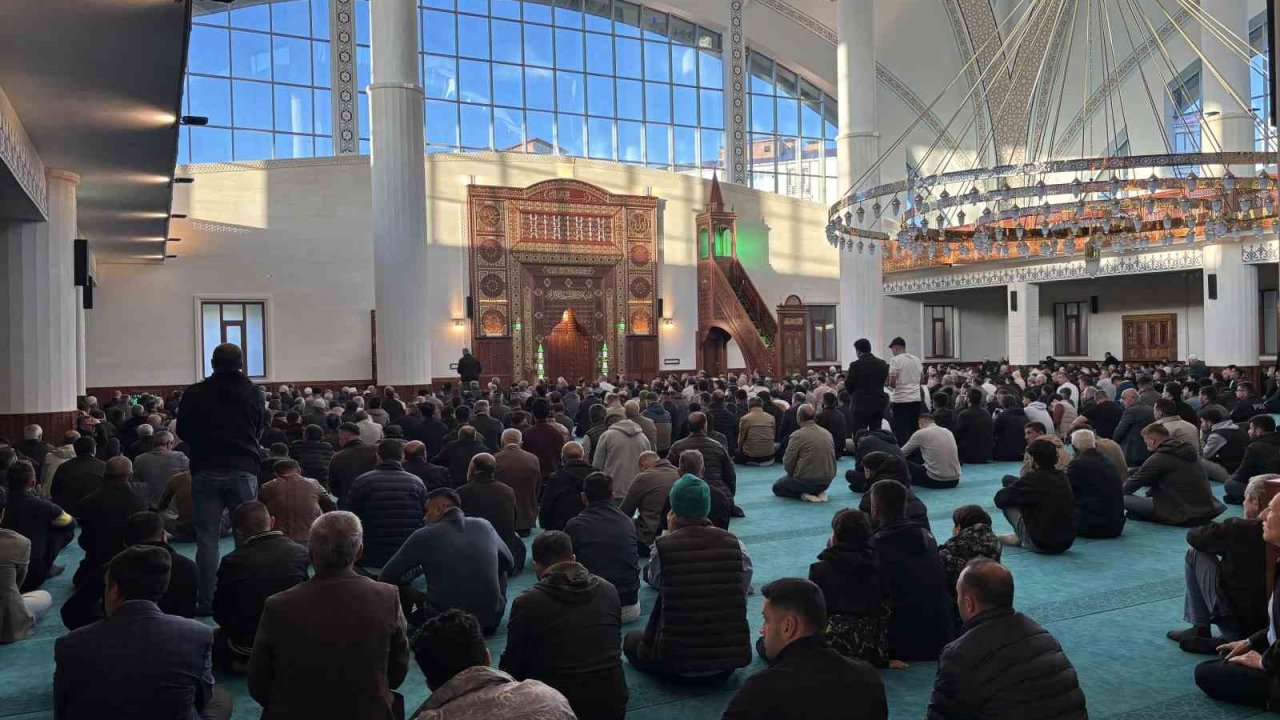 Bingöl’de Kurban Bayramı namazı eda edildi