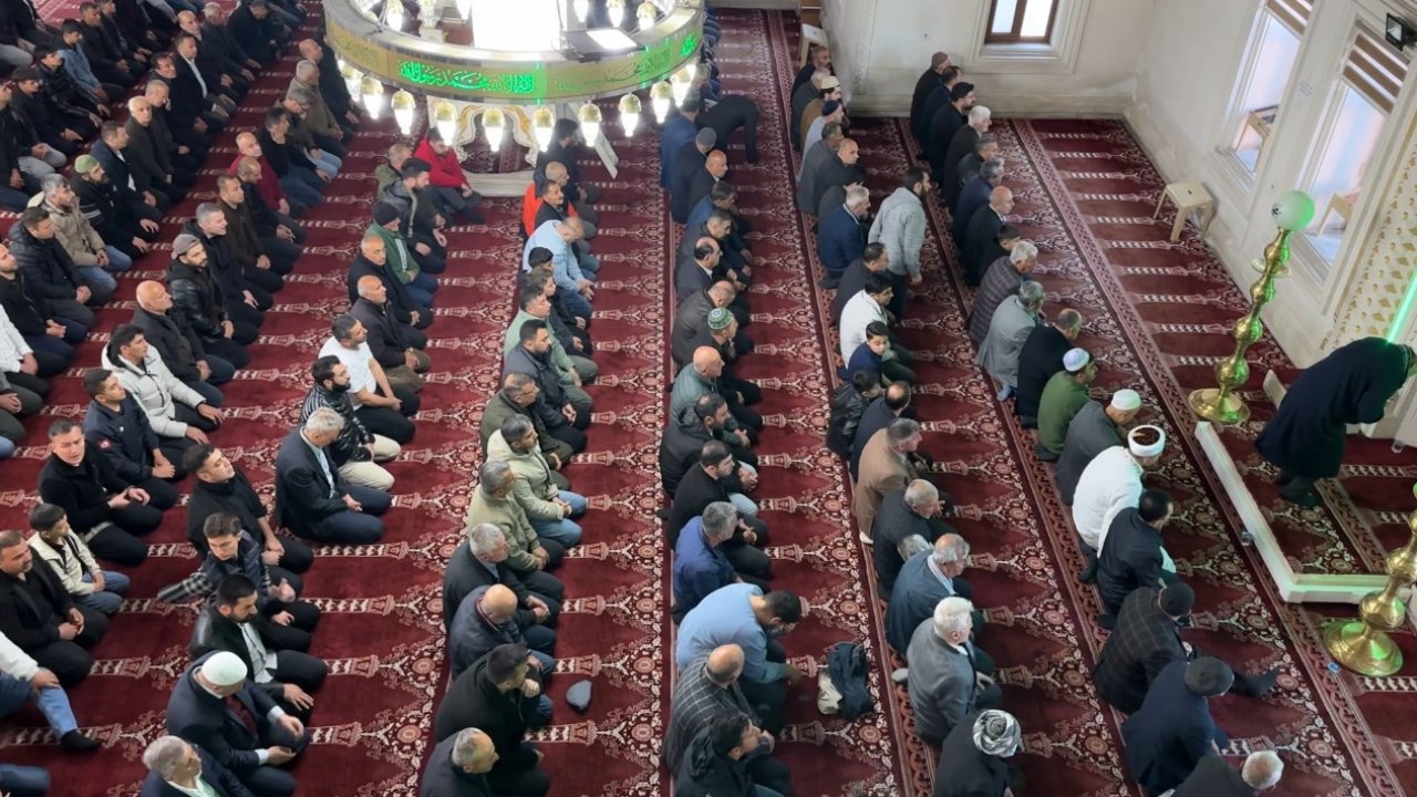 Yüksekova’da bayram namazında vatandaşlar camileri doldurdu