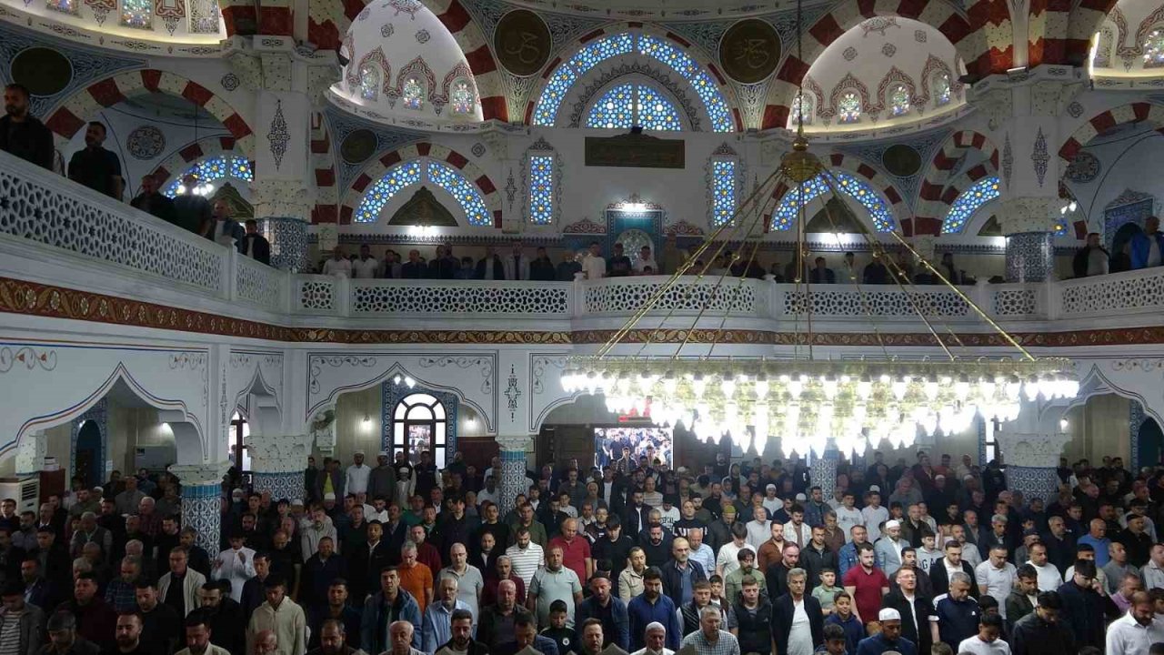 Kilis’te bayram namazında camiler doldu taştı