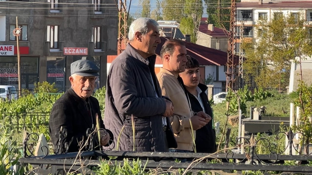 Yüksekova’da vatandaşlar bayram namazı sonrası mezarlıklara akın etti