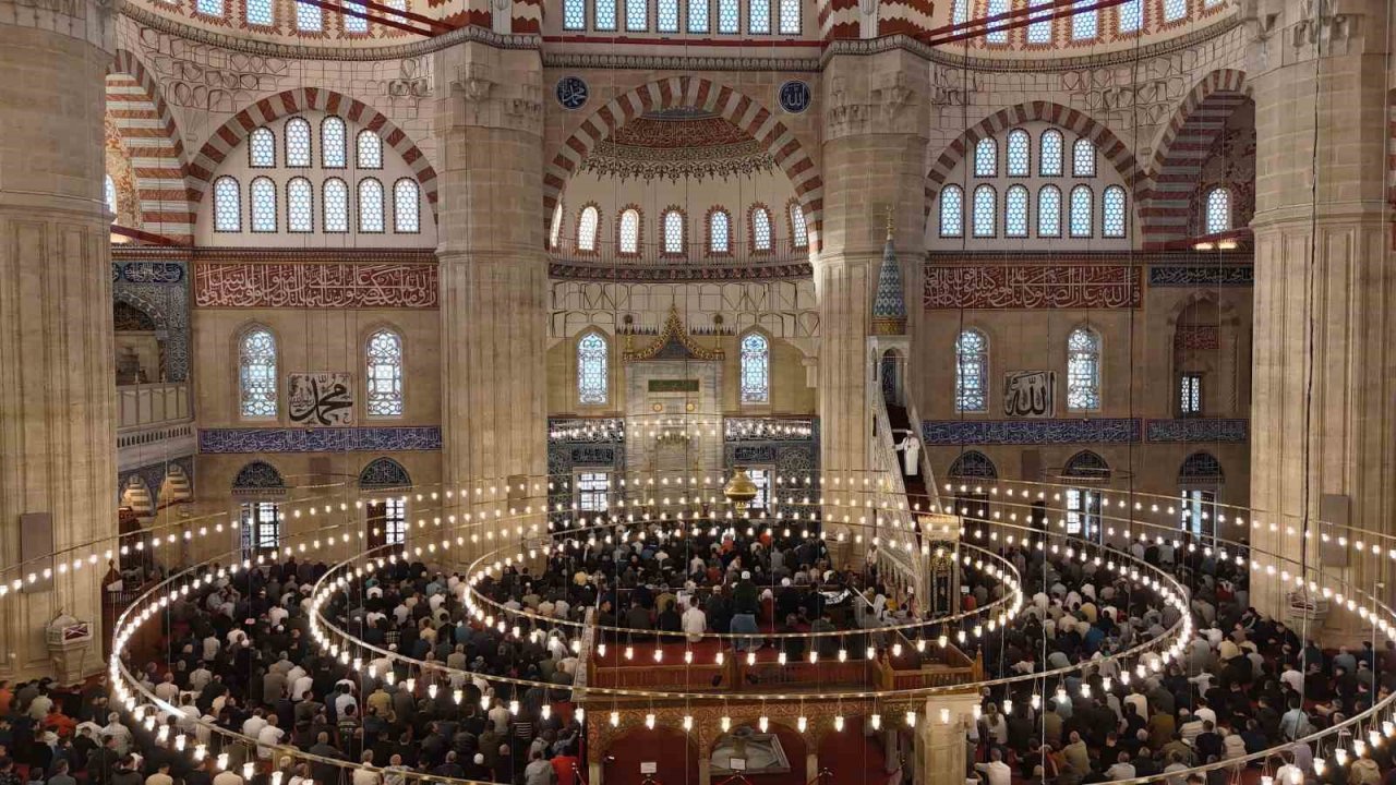 Bakan Güler Selimiye Camii’nde vatandaşlarla bayramlaştı