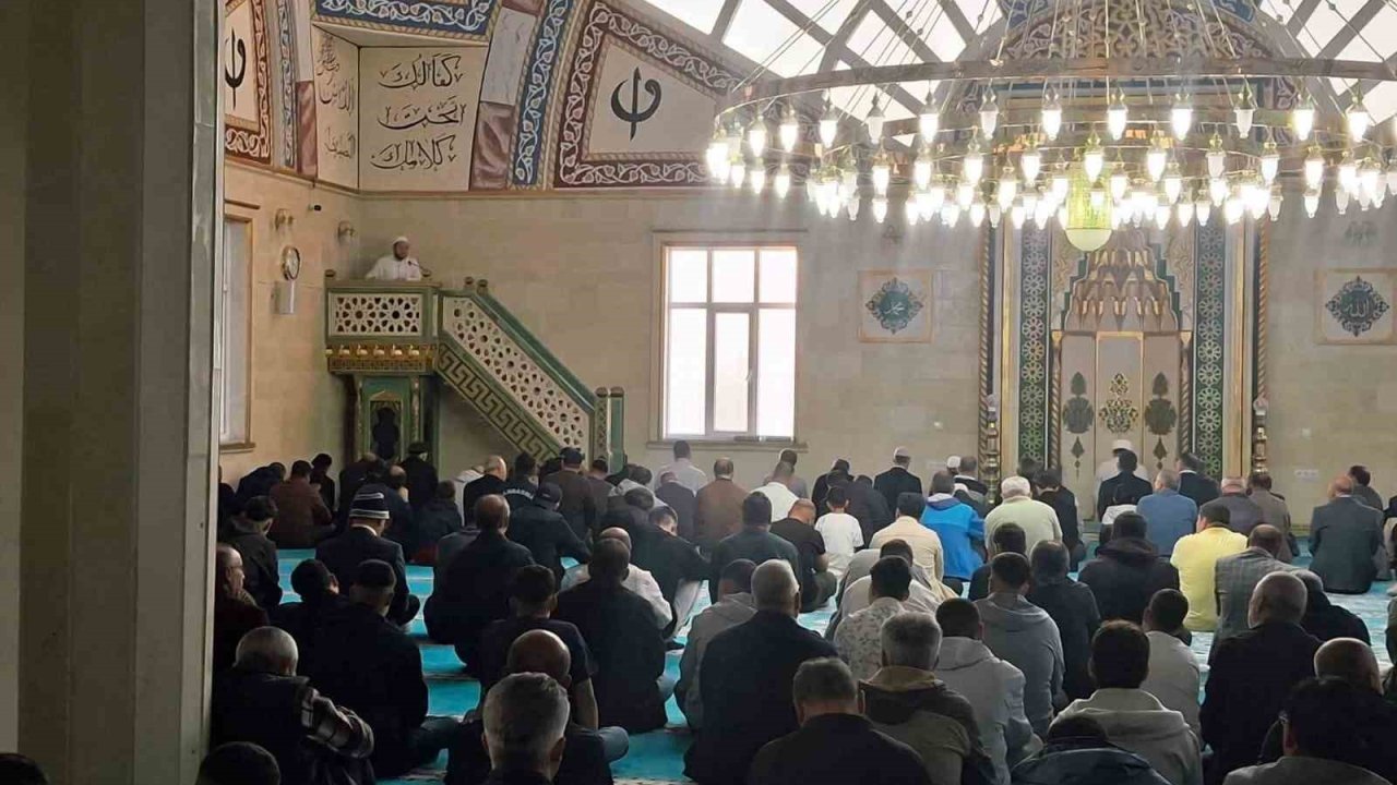 Selendi’de bayram namazında camiler doldu