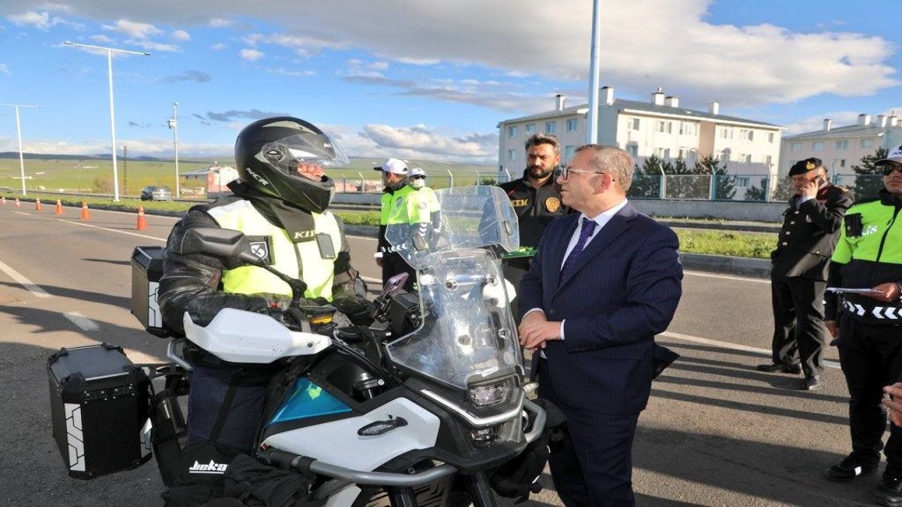 Kars Valisi Ziya Polat’tan bayram mesaisindeki polis ekiplerine ziyaret