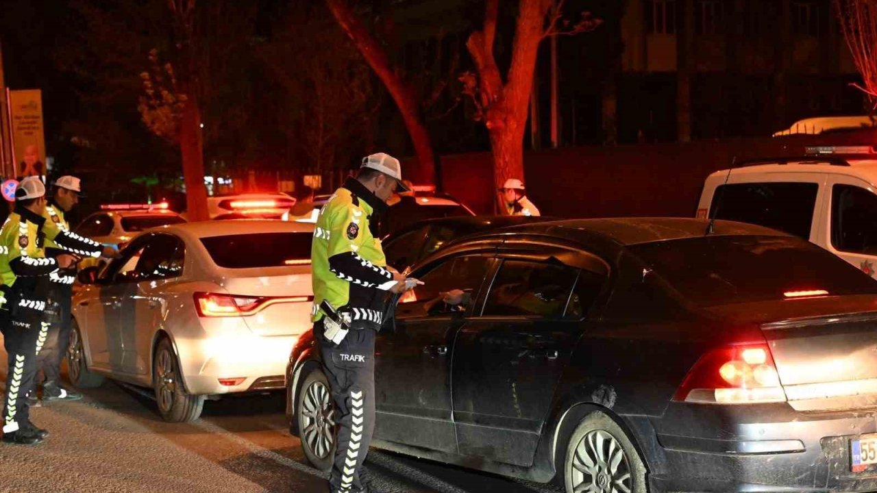 Kars’ta Bayram trafiğinde sıkı denetim: "Bir kural, Bir hayat kurtarır"