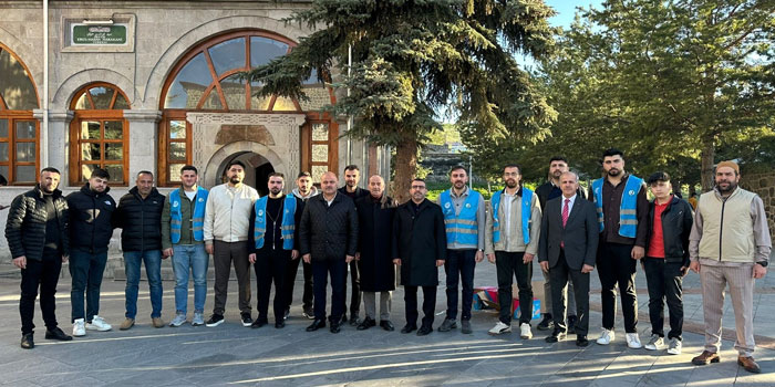 AK Parti Kars Milletvekili Çalkın ve Başkan Sancar Evliya Camii'nde Hemşehrileriyle Buluştu